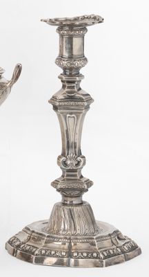 paire de bougeoirs anciens en argent sur socle, sur fond blanc