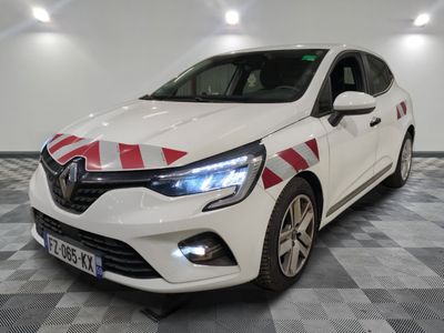 la voiture blanche et rouge est garée sur un sol en damier