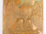 une image représentant une assiette en or ornée d'un aigle