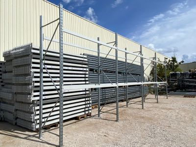 Un lot de 4 colonnes de racks à palettes moyen porteur Travh…