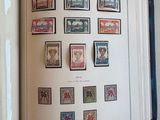 un livre ouvert avec des timbres sur une table