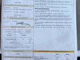 un ticket au dos d'un siège auto