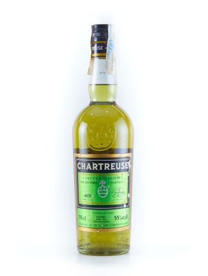 une bouteille de whisky irlandais à la Chartreuse sur fond blanc