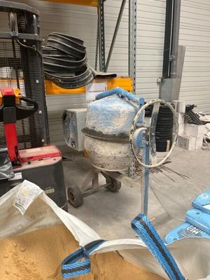 une image d'une machine dans un entrepôt