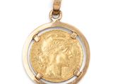 un gros plan d'une pièce d'or dans un pendentif circulaire sur fond blanc