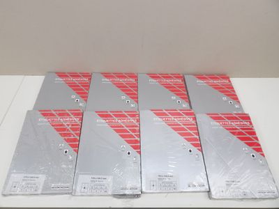 six boîtes de manettes de jeu Nintendo Wii posées sur une table blanche