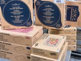 des boîtes empilées les unes sur les autres sur une table dans un magasin