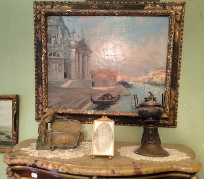 une photo d'un tableau posé sur une table sur laquelle se trouve un livre