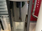 une photo d'une machine à café exposée dans un magasin