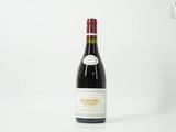 une bouteille de vin posée sur une table