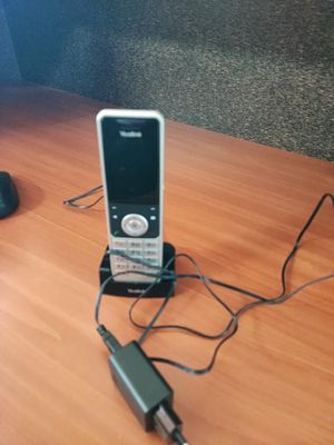 un téléphone portable branché à un chargeur posé sur une table