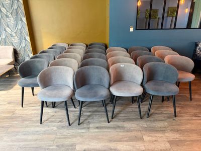 un grand nombre de chaises alignées dans une pièce