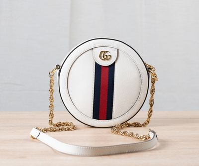 GUCCI Sac Ophidia en cuir blanc rehaussé de la bande Web mar…