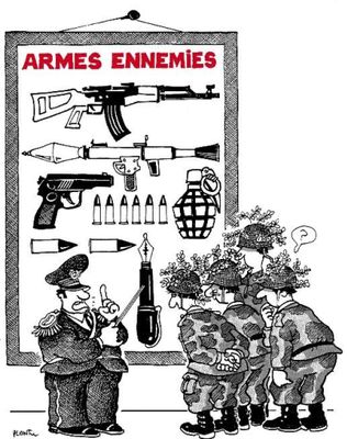 un dessin humoristique représentant un homme et une femme regardant un panneau sur lequel on peut lire « ennemis armés »