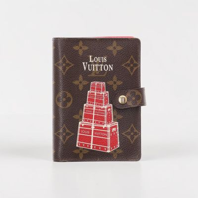 louis vuitton passport case with a pyramid design on the front
