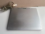 un ordinateur portable posé sur une table avec un chargeur