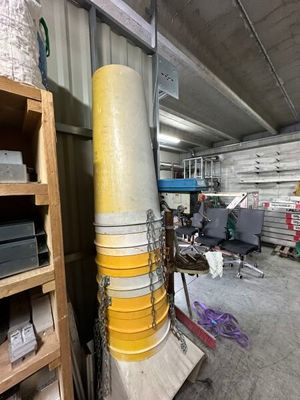 une grande pile d'objets jaunes et blancs dans une pièce