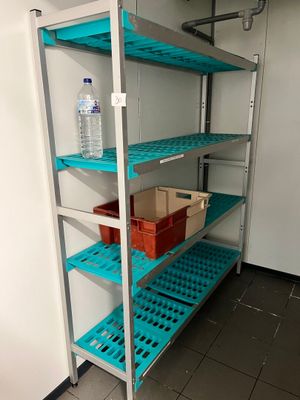 une étagère sur laquelle se trouvent une bouteille d'eau et un récipient en plastique