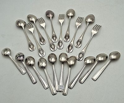 a lot of spoons and spoon spoons on the table