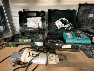 de nombreux outils posés sur une table