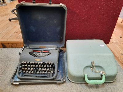 deux valises et une machine à écrire posées sur une table
