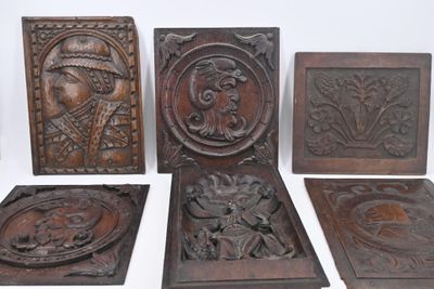 six plaques en bois sculpté représentant une femme et un homme coiffés d'une couronne