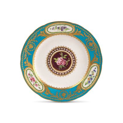 un gros plan d'une assiette décorée de fleurs sur fond blanc