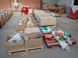 de nombreuses boîtes et encore des boîtes de décorations de Noël par terre