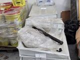 un tas de cartons et d'outils posés par terre