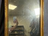 un homme se prenant en photo dans un miroir