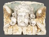 une sculpture en pierre représentant un homme avec un oiseau sur la tête