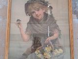 une photo d'une petite fille tenant un oiseau dans la main