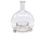 une bouteille en verre transparent avec un socle en métal