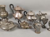 beaucoup d'objets en argent posés sur une table