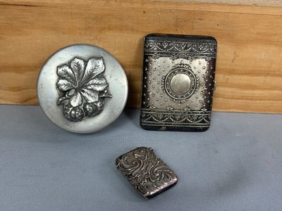 deux objets métalliques argentés posés l'un à côté de l'autre sur une table