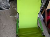 une chaise verte qui se trouve dans une pièce