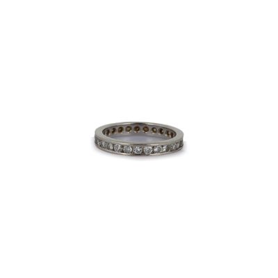 gros plan d'une bague avec des diamants sur fond blanc