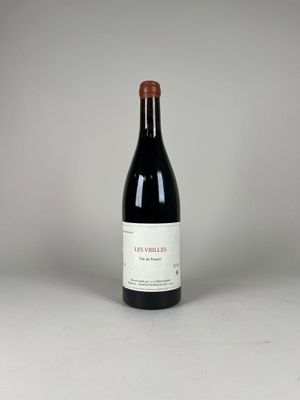 une bouteille de vin posée sur une table