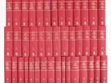 une pile de livres rouges empilés les uns sur les autres