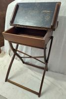 10561-29 / CH POT / Bureau d'écolier en noyer pliant ouvrant… (photo 3)