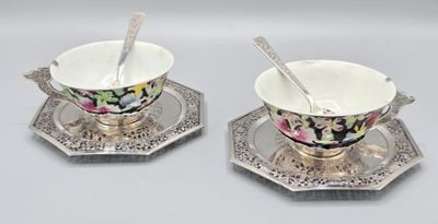 deux tasses et deux cuillères posées sur une soucoupe