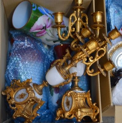 une boîte pleine d'objets assortis qui se trouvent dans la boîte