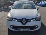 la vue de face d'une voiture blanche garée dans un parking