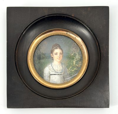 tableau représentant une femme en robe blanche, dans un cadre noir