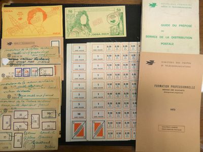 quelques vieux papiers sont posés sur une table en bois