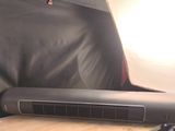 un radiateur soufflant posé sur une table, à côté d'une télécommande