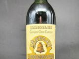 une bouteille de vin posée sur une table