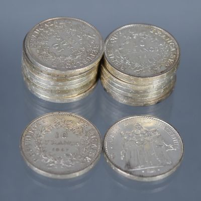 trois piles de pièces empilées les unes sur les autres sur une table
