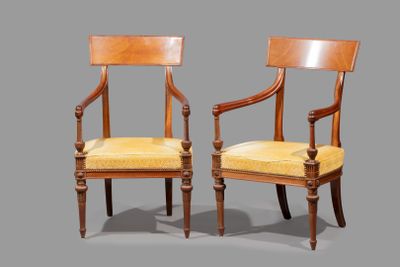 deux chaises en bois avec un revêtement jaune, rembourré, rembourré, rembourré, rembourré, rembourré