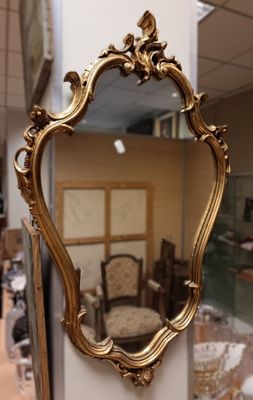 Miroir mouvementé en bois doré.